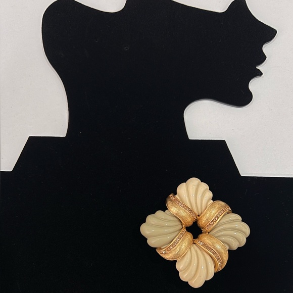 Oscar de la Renta Vintage Maltese cross style resin and metal brooch - Picture 6 of 6